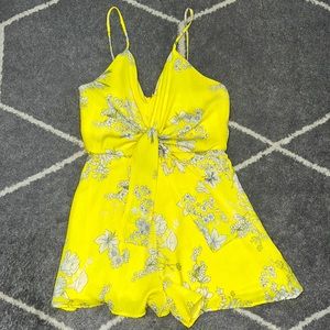 Adorable romper perfect for spring/summer! Gorgeous yellow color. Only worn once
